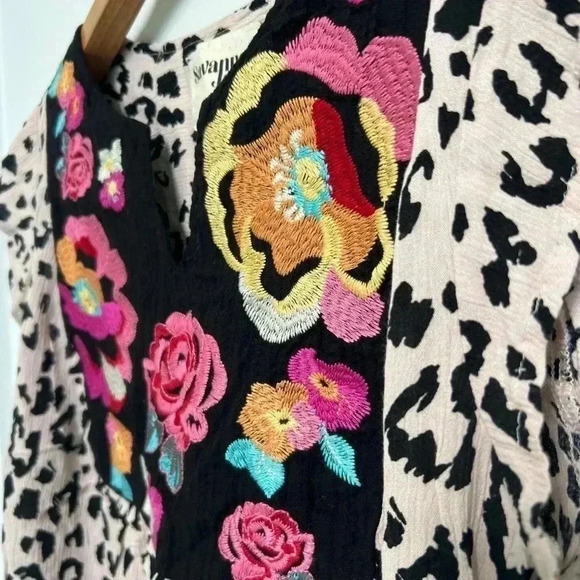 Savanna Jane Floral Leopard Embroidered Top Flutter Sleeve Size Small - Picture 2 of 6